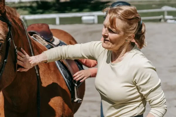 Bezpłatny piknik konny dla seniorów w Kobylarni – zapisy trwają