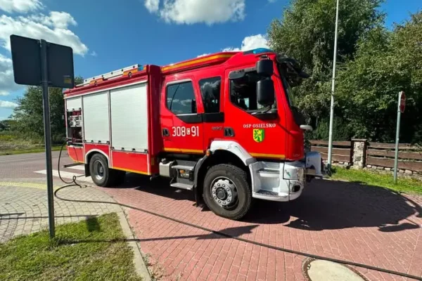 Pożar dachu w Osielsku podczas prac budowlanych – ogień ugasili pracownicy wykonawcy