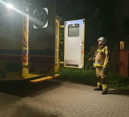 Osielsko: strażacy z OSP pomogli ratownikom w ewakuacji poszkodowanego z budynku
