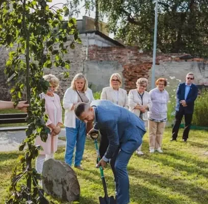 III Memoriał Johna Damskiego: Burmistrz Adam Michalak posadził Buk Pospolity przy Alei Ireny Santor