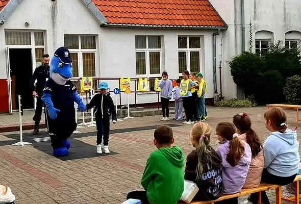 Policjant i Polfin uczyli przedszkolaki ze Starogrodu zasad bezpieczeństwa