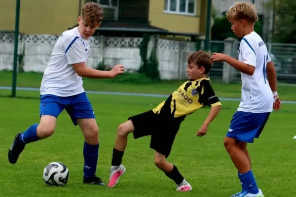 Młodzicy BKS Bydgoszcz przegrali z liderem 5:6 po dramatycznym meczu