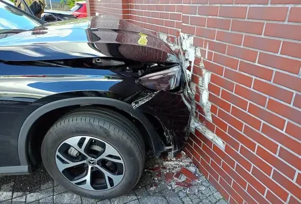 Bydgoszcz: Auto wjechało w budynek usługowy przy ul. Łęczyckiej. Jedna osoba ranna
