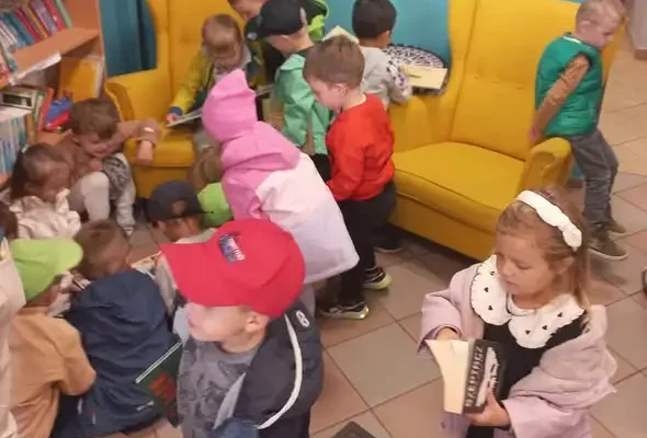 Mrówki z Zakątka Przedszkolaka powitały jesień w Bibliotece GCK w Łochowie
