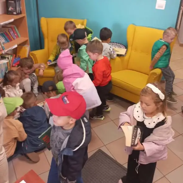 Mrówki z Zakątka Przedszkolaka powitały jesień w Bibliotece GCK w Łochowie