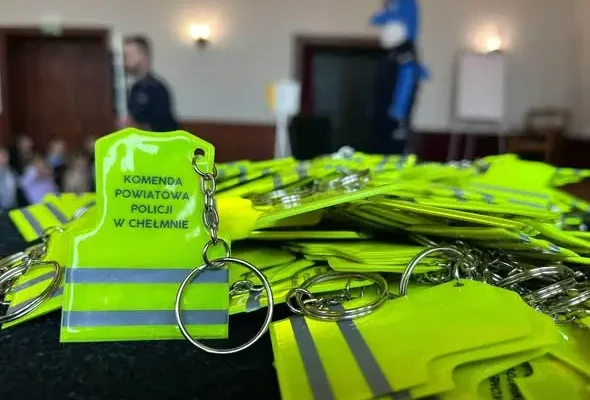 Chełmno: policjanci uczą dzieci bezpiecznego poruszania się po drodze