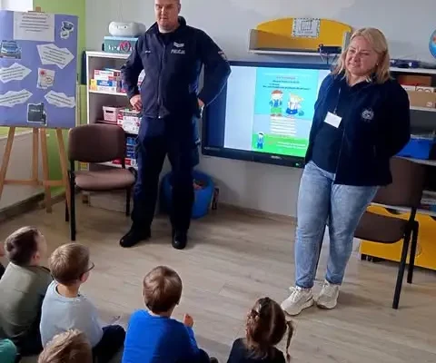 Policjanci z Bydgoszczy uczyli przedszkolaki bezpiecznego poruszania się po drodze