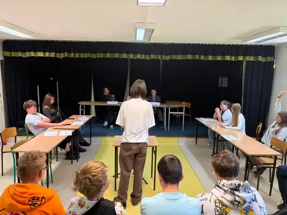 Bydgoscy policjanci przeprowadzili symulację rozprawy sądowej w szkole