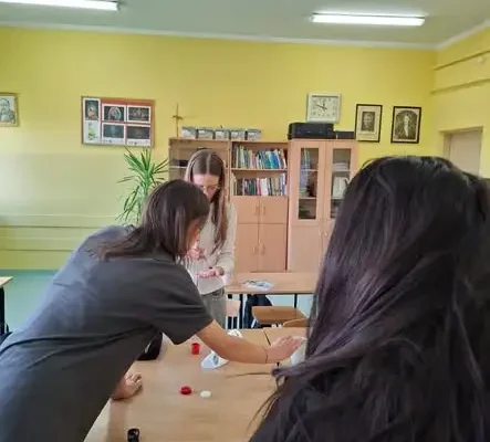 Uczniowie klas 1a, 2a i 4a przygotowali plakaty na przemarsz kończący Tydzień Przeciwdziałania Przemocy Rówieśniczej