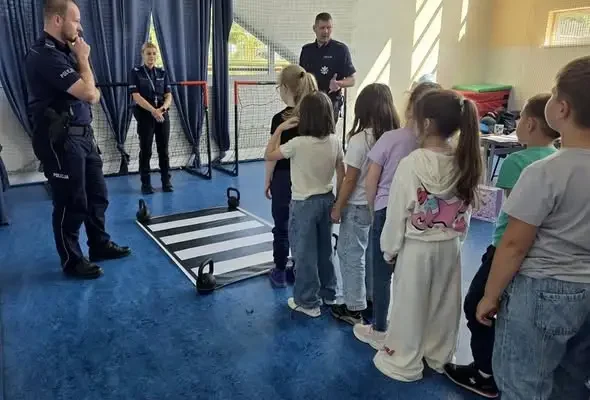 Policjanci z Białych Błot uczyli pierwszaków bezpiecznej drogi do szkoły