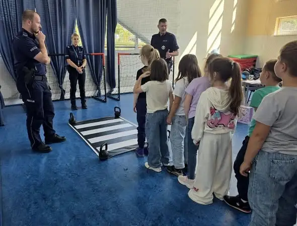 Policjanci z Białych Błot uczyli pierwszaków bezpiecznej drogi do szkoły