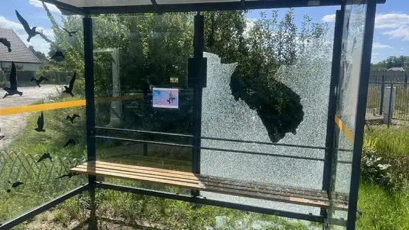Wandalizm w Gminie Koronowo: niszczone wiaty przystankowe, koszt naprawy jednej szyby to 2 tys. zł