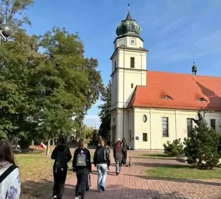 Młodzi wolontariusze z Solca porządkowali opuszczone groby na cmentarzu