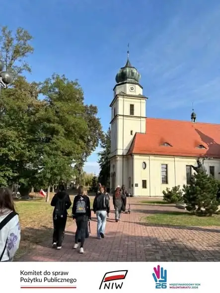 Młodzi wolontariusze z Solca porządkowali opuszczone groby na cmentarzu