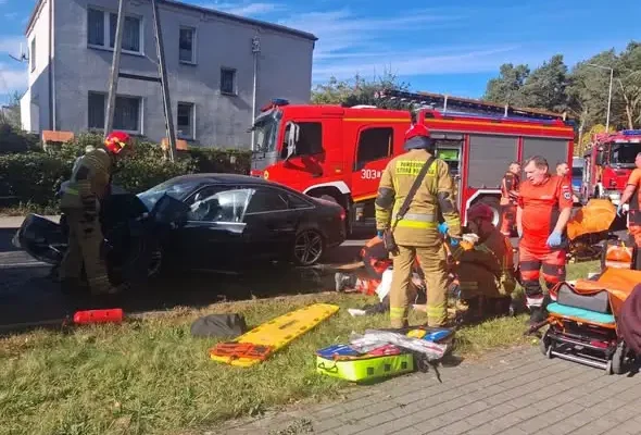 Czołowe zderzenie auta z autobusem linii 77 na ul. Kruszyńskiej w Bydgoszczy
