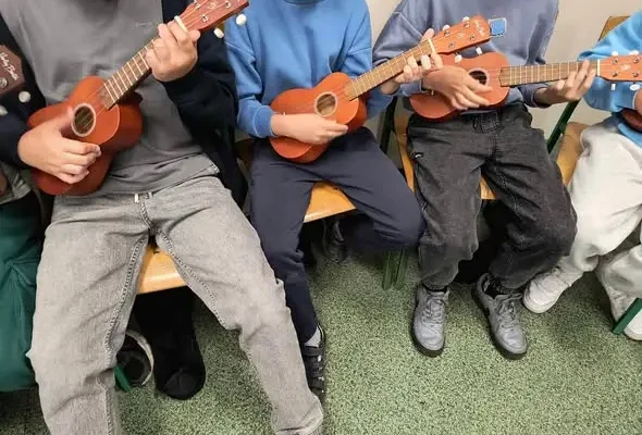 Ukulele na lekcjach muzyki – nowy krok w edukacji muzycznej uczniów