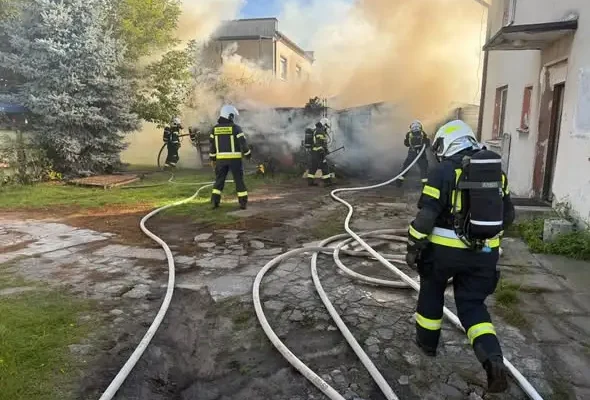 Pożar garażu z samochodem w Solcu Kujawskim – jedna osoba ranna