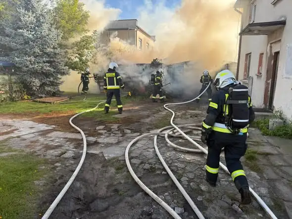 Pożar garażu z samochodem w Solcu Kujawskim – jedna osoba ranna