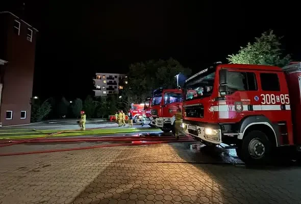 Strażacy z OSP i JRG 2 w Bydgoszczy doskonalili współpracę podczas ćwiczeń z przetłaczania wody