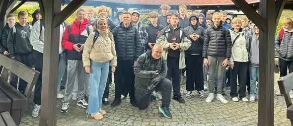 Uczniowie z Koronowa odkrywali tajniki pracy leśników w Nadleśnictwie Rózanna