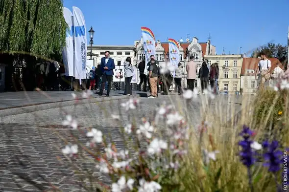Wernisaż na Moście Staromiejskim – plenerowa wystawa studentów Design w Biznesie