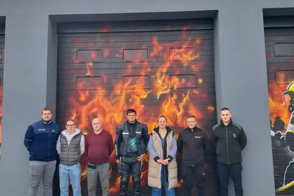 Strażacy z OSP Dobrcz i Suponina wspierają panią Anię po wypadku motocyklowym