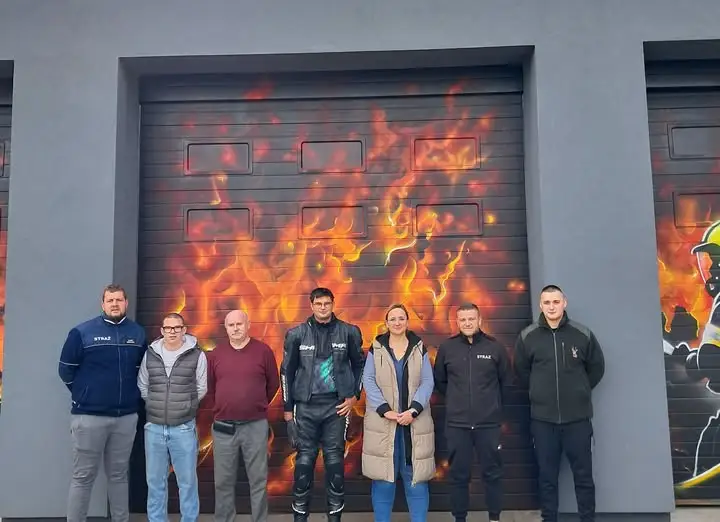 Strażacy z OSP Dobrcz i Suponina wspierają panią Anię po wypadku motocyklowym