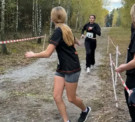 Mistrzostwa Powiatu Bydgoskiego w biegach przełajowych: dziewczęta ze ZS w Koronowie ze złotem, chłopcy ze srebrem