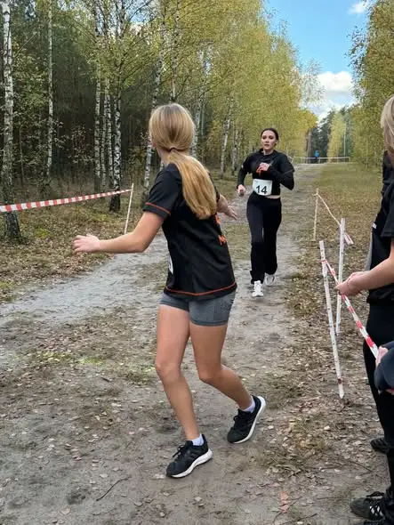 Mistrzostwa Powiatu Bydgoskiego w biegach przełajowych: dziewczęta ze ZS w Koronowie ze złotem, chłopcy ze srebrem