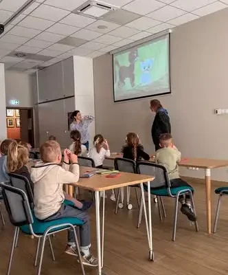 Smerfy odkrywają koci świat w bibliotece w Białych Błotach