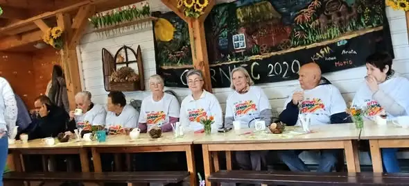 Seniorzy z gminy Dobrcz odkrywali uroki Wioski Ginących Zawodów w Lipkuszu