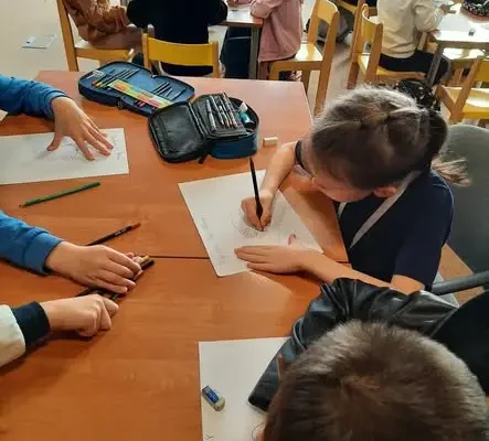 Międzynarodowy Miesiąc Bibliotek Szkolnych: klasa II b z wizytą w bibliotece