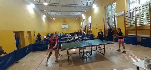 Tenis stołowy w gminie Dobrcz: sukcesy uczniów i awans do powiatu