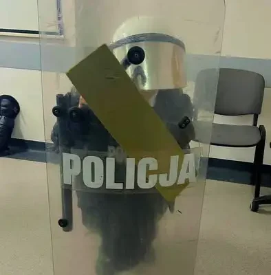 Uczniowie odwiedzili komisariat na Śródmieściu. Przymierzali mundury i poznawali pracę policji