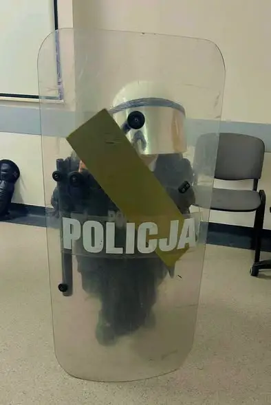 Uczniowie odwiedzili komisariat na Śródmieściu. Przymierzali mundury i poznawali pracę policji