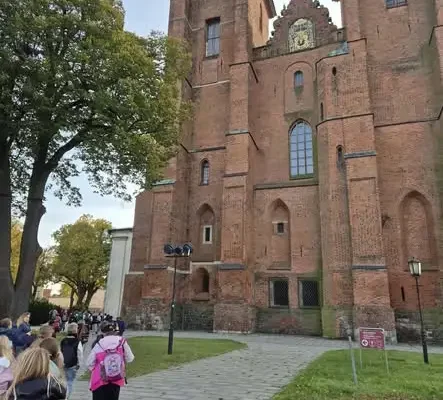 Uczniowie klas 4C, 4D i 5B odkrywali Gniezno – katedra, wieża i lekcja historii