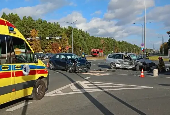Wypadek na skrzyżowaniu Akademickiej i Rejewskiego w Bydgoszczy – dwie osoby ranne