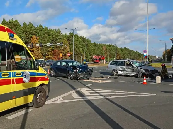 Wypadek na skrzyżowaniu Akademickiej i Rejewskiego w Bydgoszczy – dwie osoby ranne