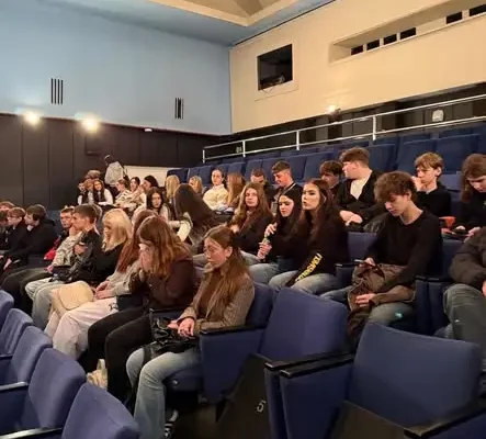 Młodzież z klas 1a, 1e i 4B obejrzała spektakl „Hejter” w Teatrze Adria