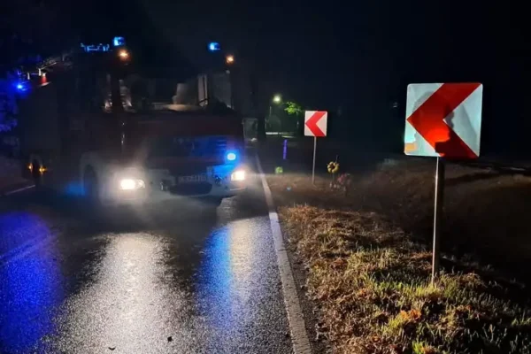 Substancja ropopochodna na jezdni w Siennie – interwencja OSP Dobrcz