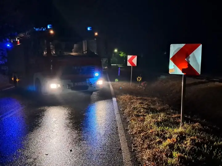 Substancja ropopochodna na jezdni w Siennie – interwencja OSP Dobrcz