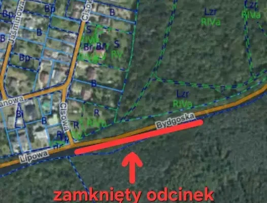 Zamknięty chodnik przy drodze wojewódzkiej 551 – utrudnienia dla pieszych