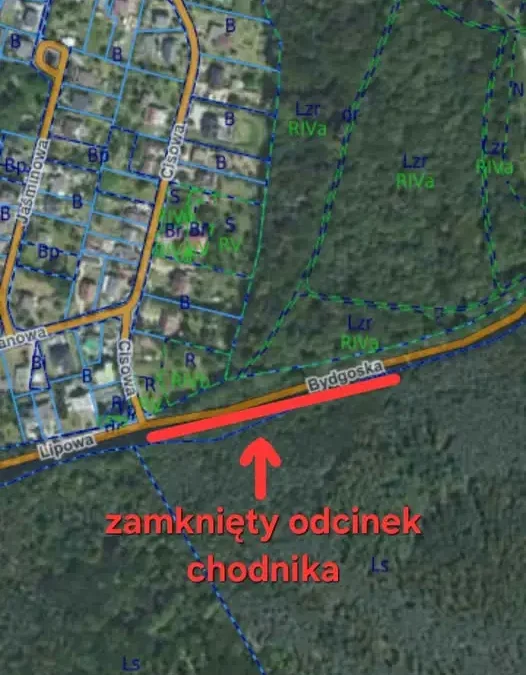 Zamknięty chodnik przy drodze wojewódzkiej 551 – utrudnienia dla pieszych