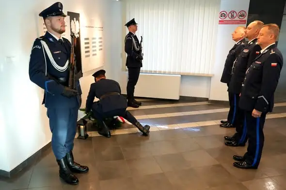 Bydgoscy policjanci oddali hołd poległym funkcjonariuszom