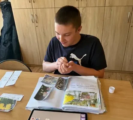Uczniowie uczą się pamięci i szacunku przed Wszystkimi Świętymi