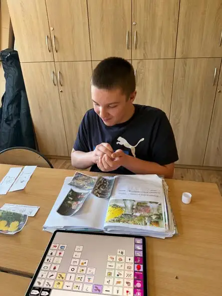 Uczniowie uczą się pamięci i szacunku przed Wszystkimi Świętymi