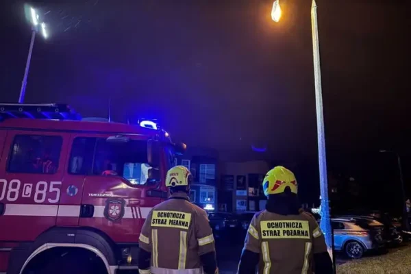 Uszkodzona latarnia zwisała nad zaparkowanym autem – interwencja OSP Bydgoszcz-Fordon