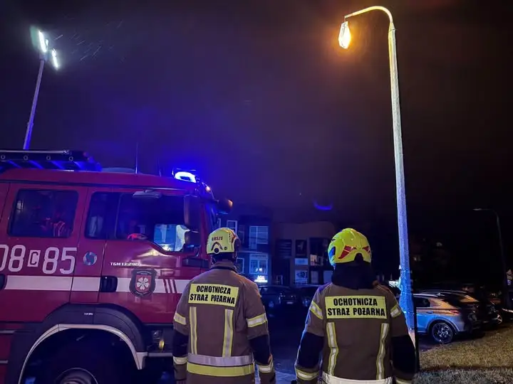 Uszkodzona latarnia zwisała nad zaparkowanym autem – interwencja OSP Bydgoszcz-Fordon