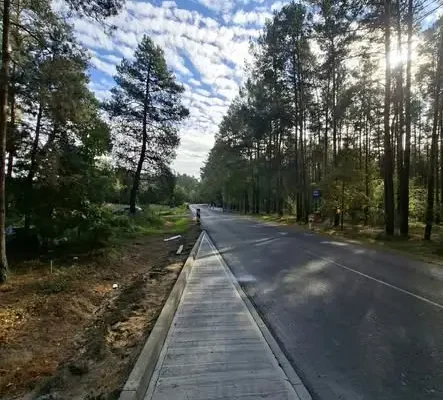 Nowe zatoki autobusowe na DW 258 prawie gotowe. Beton dojrzewa pod pachołkami