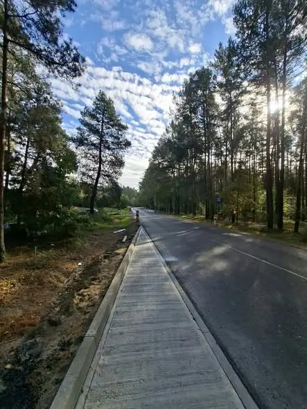 Nowe zatoki autobusowe na DW 258 prawie gotowe. Beton dojrzewa pod pachołkami